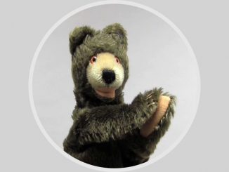 Rhythmusbär Bruce zeigt in Folge 1 des Rhythmusalphabets, dass er die Grundlagen beherrscht: Achtelnoten und punktierte Viertel.