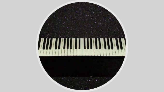 Klaviertastatur vor nächtlichem Sternenhimmel - Bernd Sommer - MUSIK IST MEHR